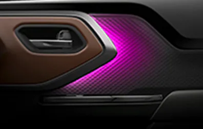 Magenta ambijentalna rasvjeta u Suzuki e VITARI