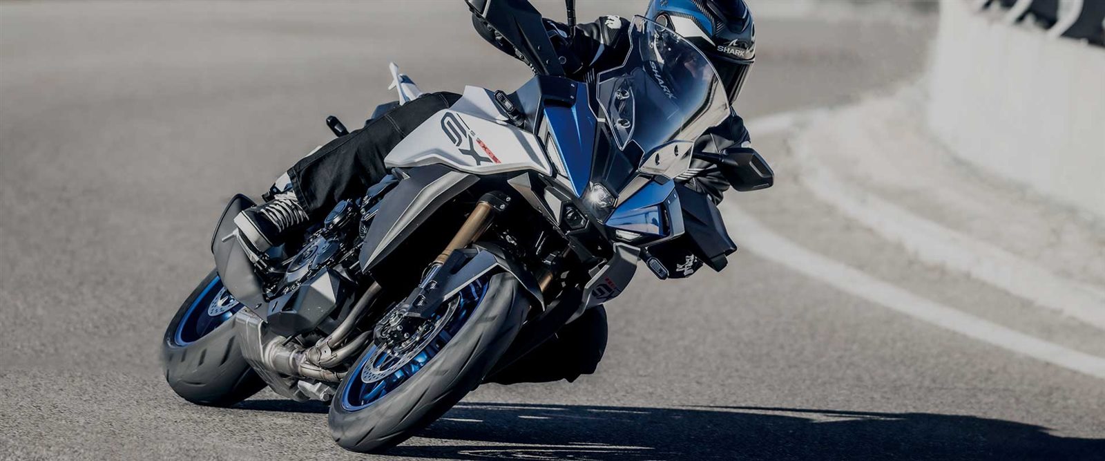 Suzuki motocikl u zavoju — Suzuki Intelligent Ride System (S.I.R.S.)